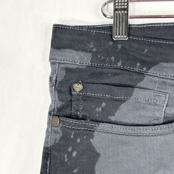 Torrid Plus Size 28 Denim Shorts Black Bleached Raw Hem Cut Off 3 Inch Jean 1648 - Picture 5 of 10